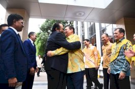 Pelukan Erat Airlangga-Surya Paloh, Sebelum Bahas Pilkada 2020 dan Ekonomi