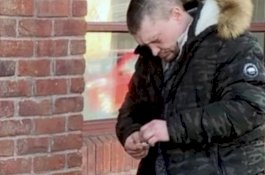 Pria ini Pura-pura Ditikam untuk Menipu Wanita Agar Diberi Uang