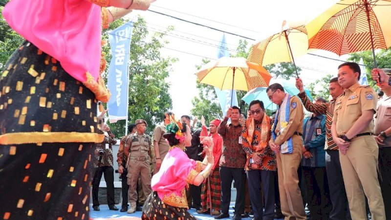 Suasana penyambutan Gubernur Sulsel, Nurdin Abdullah pada peresmian BRI Bantaeng, Senin (9/3/2020).