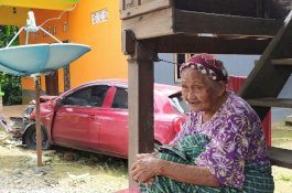 City Car Merah Seruduk Rumah Warga di Ballasaraja Bulukumba, Nenek Ini Mengira Gempa