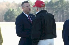 Gawat, Donald Trump Berjabat Tangan dengan Anggota Parlemen yang Kontak Pasien Corona