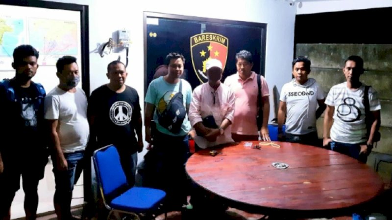 Heri Asri (tengah/bertopi)