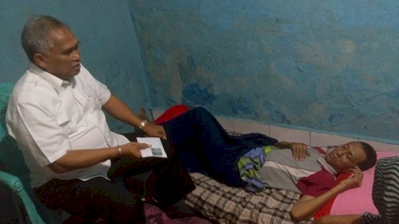 Ketua Umum KONI Sulsel, Ellong Tjandra membesuk Malawing yang terbaring di rumahnya, Selasa (10/3/2020).