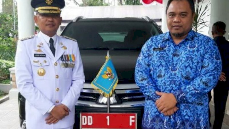 Kasubag Protokol Bagian Umum Setda Bantaeng, Saenal Abidin (kanan) bersama Bupati Bantaeng, Ilham Azikin.