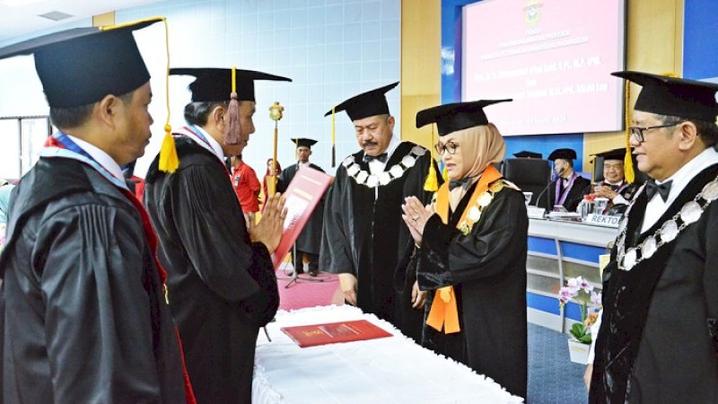 Rektor Unhas, Prof Dwia Aries Tina Pulubuhu tidak bersalaman dengan dua guru besar peternakan yang dikukuhkan, Selasa (10/3/2020).