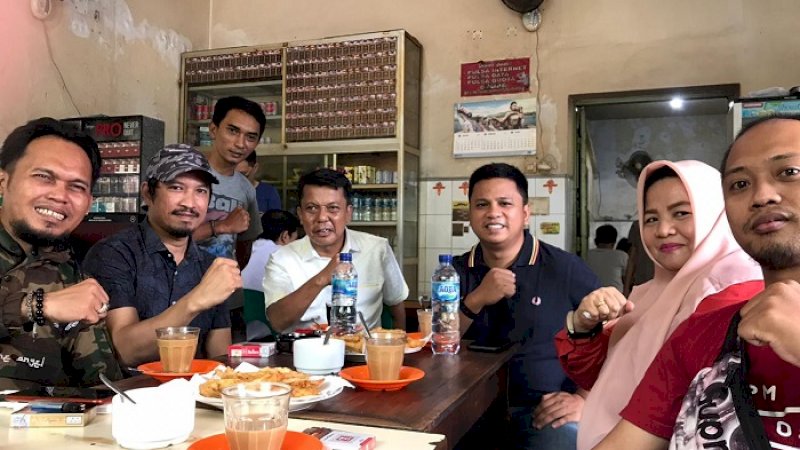 Zunnun Nurdin Halid (ketiga kanan) bersama Sekretaris Golkar Makassar, Abdul Wahab Tahir, Selasa (10/3/2020).