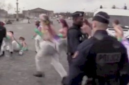 50 Wanita Telanjang Unjuk Rasa di Paris, Protes 'Virus Patriarki'