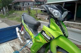 Keluar dari Lorong, Warga Barru Diseruduk Minibus Putih