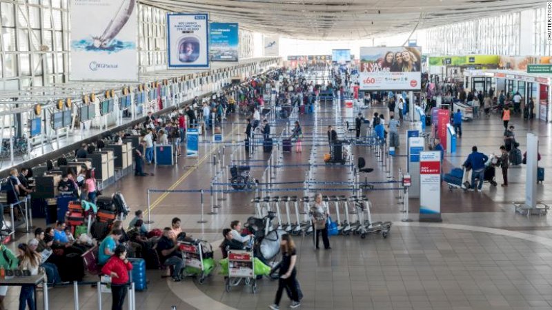 Bandara Internasional Arturo Merino Benitez Santiago.