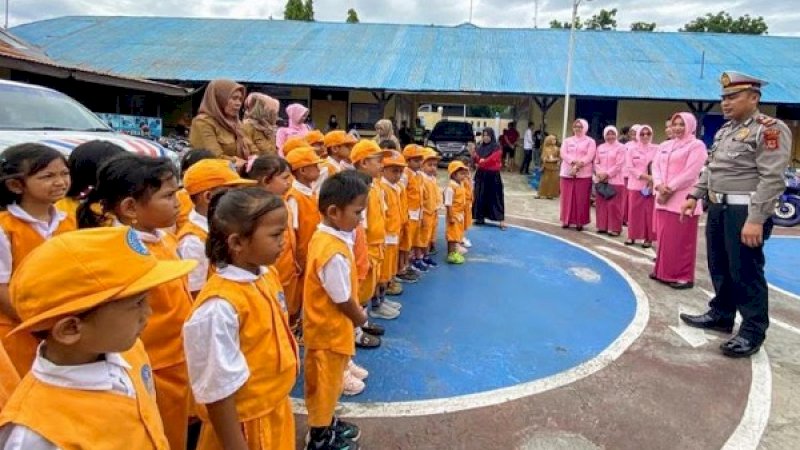 Satuan Lalu Lintas (Satlantas) Polres Wajo, melaksanakan kegiatan Polisi Sahabat Anak (Polsanak) kepada anak-anak TK Kemala Bhayangkari 10 Sengkang.
