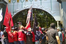 Buruh Geruduk Kantor Gubernur Sulsel, Tolak RUU Cipta Kerja