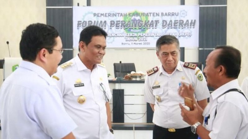 Bupati Barru Suardi Saleh (kedua kanan).