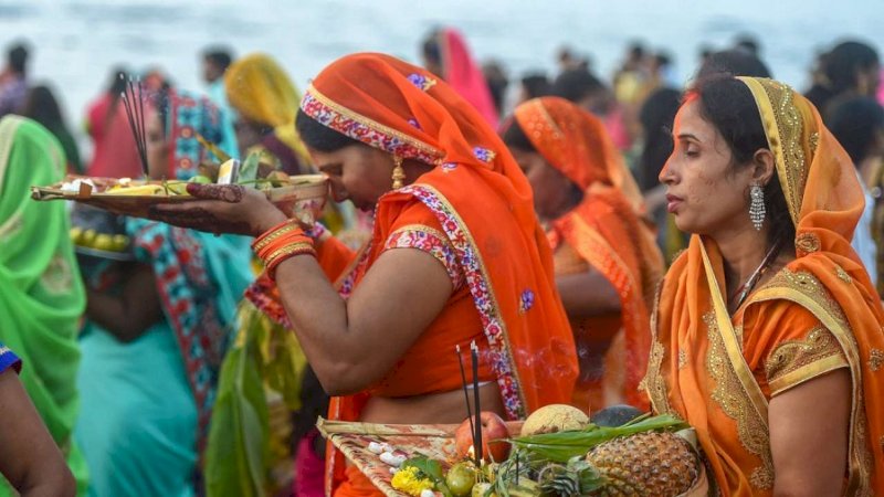 Wanita India melakukan ritual Puja