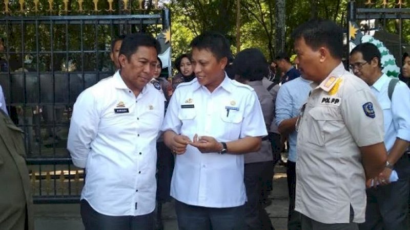 Kepala Dinas Ketenagakerjaan Sulsel, Andi Darmawan Bintang, mewakili Gubernur Sulsel Nurdin Abdullah, menemui ratusan buruh yang melakukan aksi unjuk rasa, di depan kantor Gubernur Sulsel, Rabu (11/3/2020).