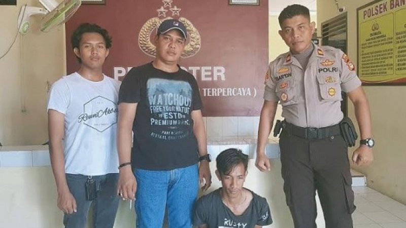 Pelaku (jongkok) saat diamankan polisi.