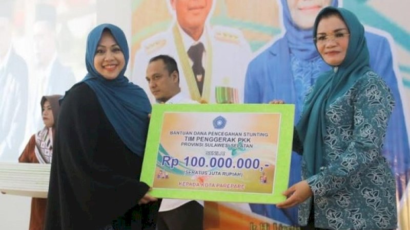 Penyerahan secara simbolis oleh Ketua TP PKK Sulsel, Liestiaty F Nurdin (kanan) kepada Ketua TP PKK Parepare, Erna Rasyid Taufan.