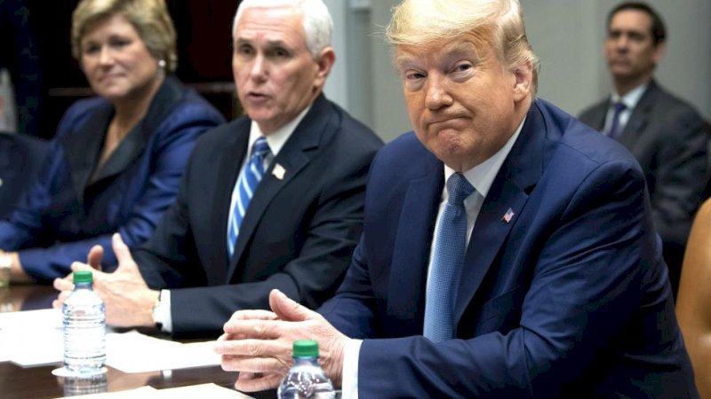 Presiden AS Donald Trump dan Wakil Presiden Mike Pence bertemu dengan perwakilan perusahaan asuransi di Ruang Roosevelt Gedung Putih di Washington, pada hari Selasa. (UPI)
