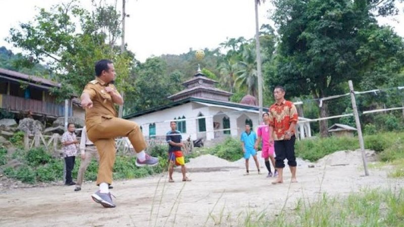 Wakil Gubernur Sulsel, Andi Sudirman Sulaiman, menunjukkan kebolehannya bermain sepak takraw.