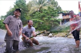 Sambil Kunker di Lutra, Wagub Sulsel Berbaur Bersama Warga di Tempat Wisata