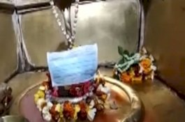 Di India Patung Dewa Dipasangi Masker Karena Virus Corona