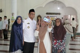 Hadiri Isra Mi’raj, Warga Galung Antusias Foto Bareng Suardi Saleh