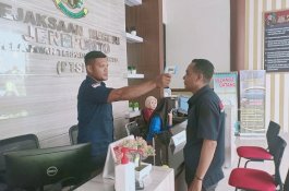 Cegah Virus Corona, Petugas Kejari Jeneponto Cek Suhu Tubuh Pegawai