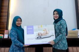 Apresiasi PKK Desa, Priska Serahkan Timbangan Bayi Digital ke Dua Desa di Gowa