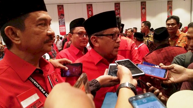 Sekjen DPP PDIP, Hasto Kristiyanto saat diwawancarai awak media usai membuka Rakerda PDIP Sulsel, di Hotel Claro Makassar, pada Kamis (12/3/2020). 