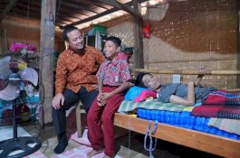 Wagub Sulsel Kunjungi Bocah Buruh Batu Bata yang Nafkahi Ayah dan Neneknya