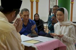 Dipandu Ustaz Zaitun Rasmin, Dirut PT CMNP Fitria Yusuf Resmi Jadi Mualaf