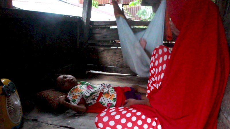 Adelia hanya bisa terbaring.