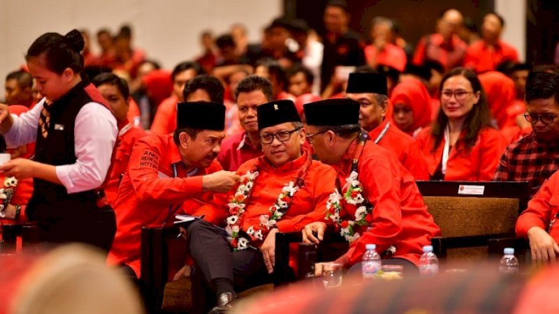 Gubernur Sulsel, Nurdin Abdullah berbincang dengan Andi Ridwan Wittiri dan Hasto Kristyanto pada Rakerda PDIP di Hotel Claro, Kamis (12/3/2020).