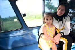 Saat Istri Bupati Sinjai Ajak Anak Keliling Naik 'Pete-pete'