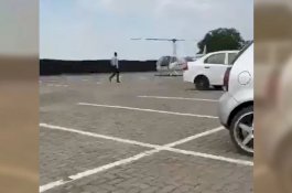 Orang Kaya Mah Bebas! Tertinggal di Rumah, Tas Pria Ini Dikirim Pakai Helikopter