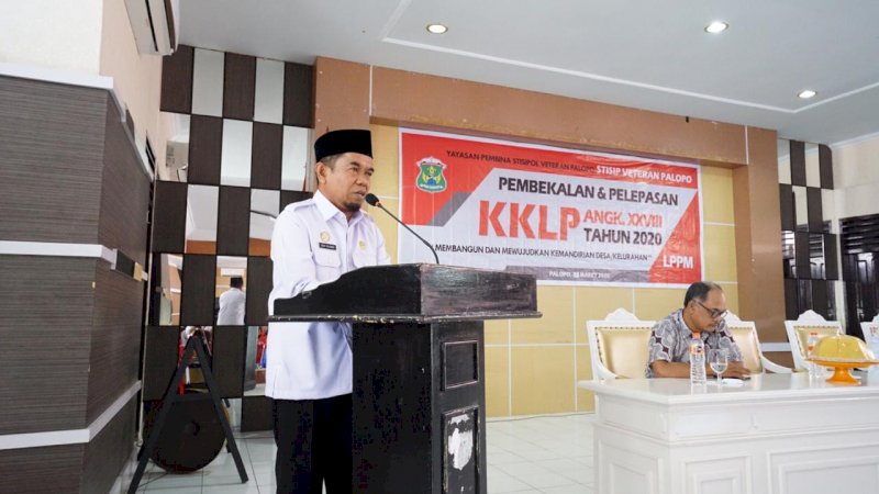 Kepala Kesbangpol Pemkot Palopo, Baso Sulaiman saat membekali mahasiswa Kuliah Kerja Lapang Plus (KKLP) STISIPOL Veteran Palopo di Auditoriun Saokotae, Jumat (13/3/2020). 