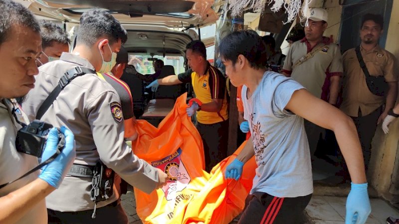 Proses evakuasi perempuan korban pembunuhan di Pangkep.