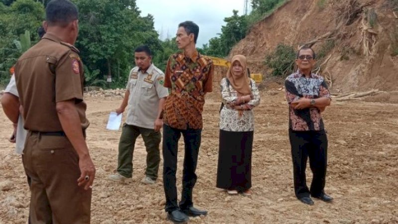 Penimbunan menggunakan material galian C diduga ilegal di Desa Kading, Kecamatan Tanete Riaja disetop tim terpadu pemerintah.