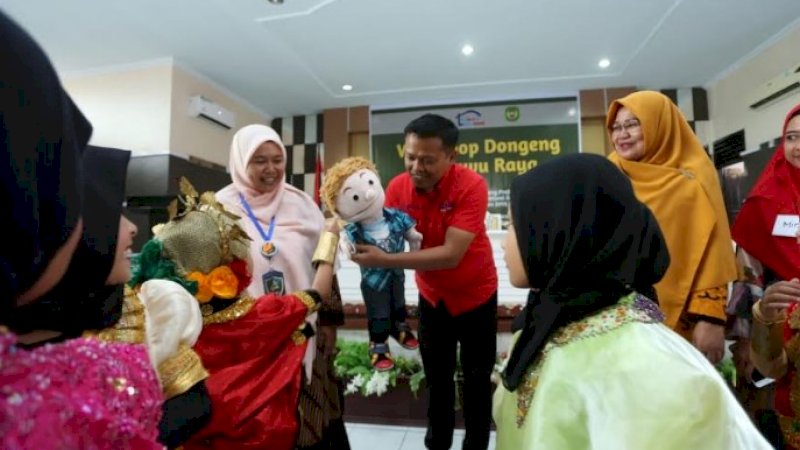 Workshop dongeng se-Luwu Raya menghadirkan Puguh Herumawan ST, MPdI. 