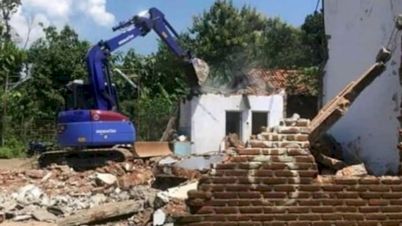 Ekskavator merobohkan rumah milik pasangan Soiran-Soini di Krebet, Ponorogo.