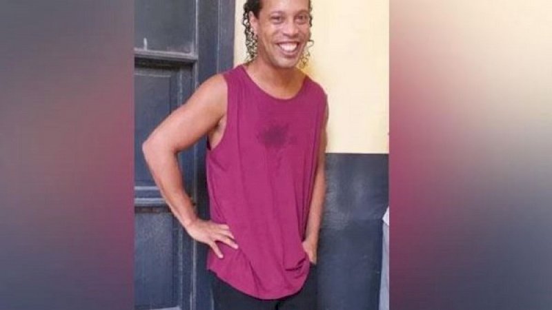 Ronaldinho saat berada di penjara Paraguay. (Foto: Twitter)