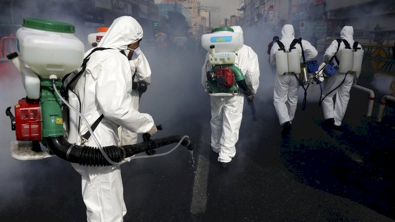 Petugas pemadam kebakaran membasmi virus di jalan di Teheran barat, Iran, Jumat, 13 Maret 2020. (Foto AP / Vahid Salemi)
