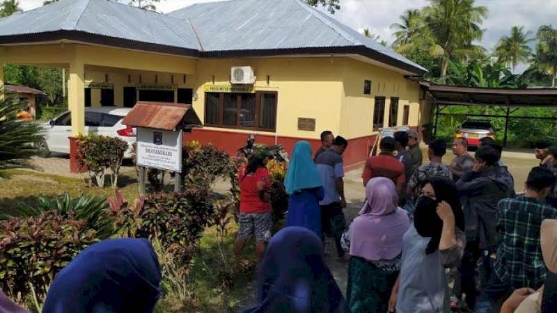 Warga Sapepe mendatangi Mapolsek Rilau Ale, Sabtu (14/3/2020).