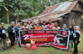 Anniversary Kedua, Komunitas Motor di Pangkep Ini Bagi-Bagi Sembako ke Duafa