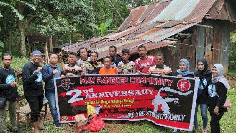 Anniversary Kedua, Komunitas Motor di Pangkep Ini Bagi-Bagi Sembako ke Duafa