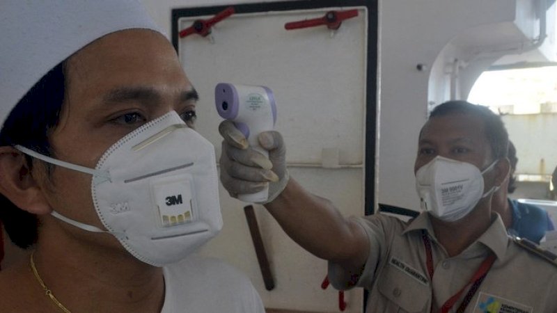 Petugas Kantor Kesehatan Pelabuhan (KKP) memindai suhu tubuh (thermoscan) anak buah kapal (ABK) Nong Lyla dari negara China menggunakan alat termometer di yang berlabuh di pelabuhan IPC Panjang, Bandar Lampung, Lampung, Selasa (29/1/2020). ANTARA FOTO
