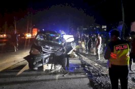 Tabrak Truk yang Sedang Parkir di Barru, Dua dari 7 Penumpang Minibus Tewas