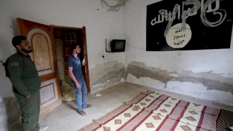 YPG (Unit Perlindungan Rakyat Kurdi) ditulis di atas bendera ISIS di dalam sebuah rumah di Suriah. (Reuters)