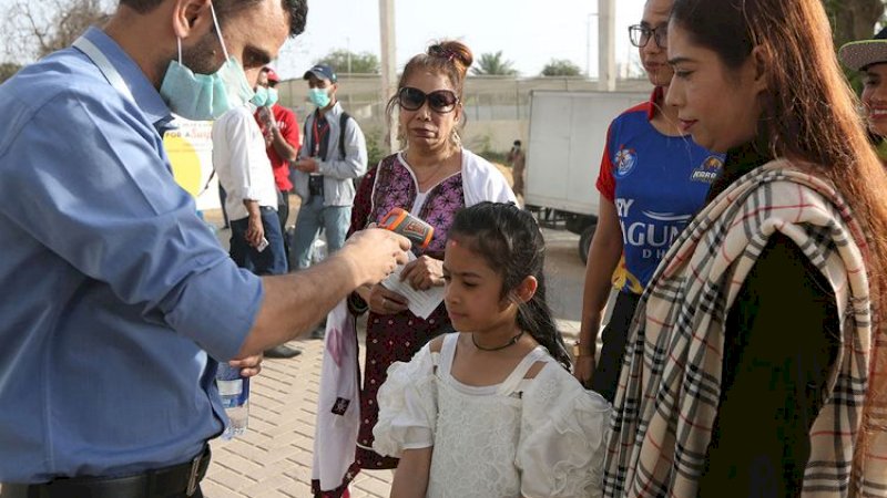Penggunaan thermal gun di Pakistan. (FOTO: AP)