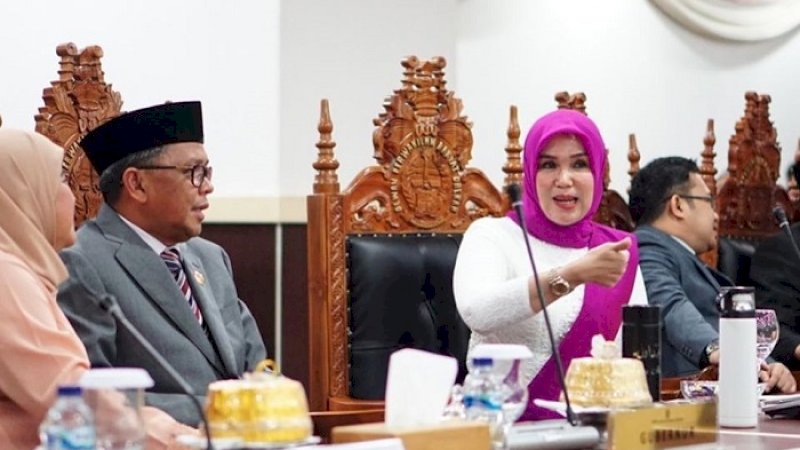 Ketua DPRD Sulsel, Andi Ina Kartika Sari (kanan) berbincang dengan Gubernur, Nurdin Abdullah dalam sebuah kesempatan.