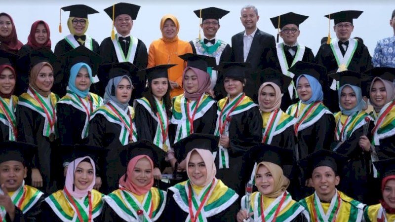 Hasnah Syam (kuning) di tengah-tengah wisudawan FKG Unhas.